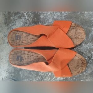 Women's orange it's wedge size 7